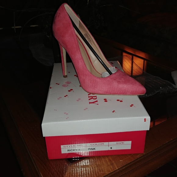 Shoes - Picture 3 of 8